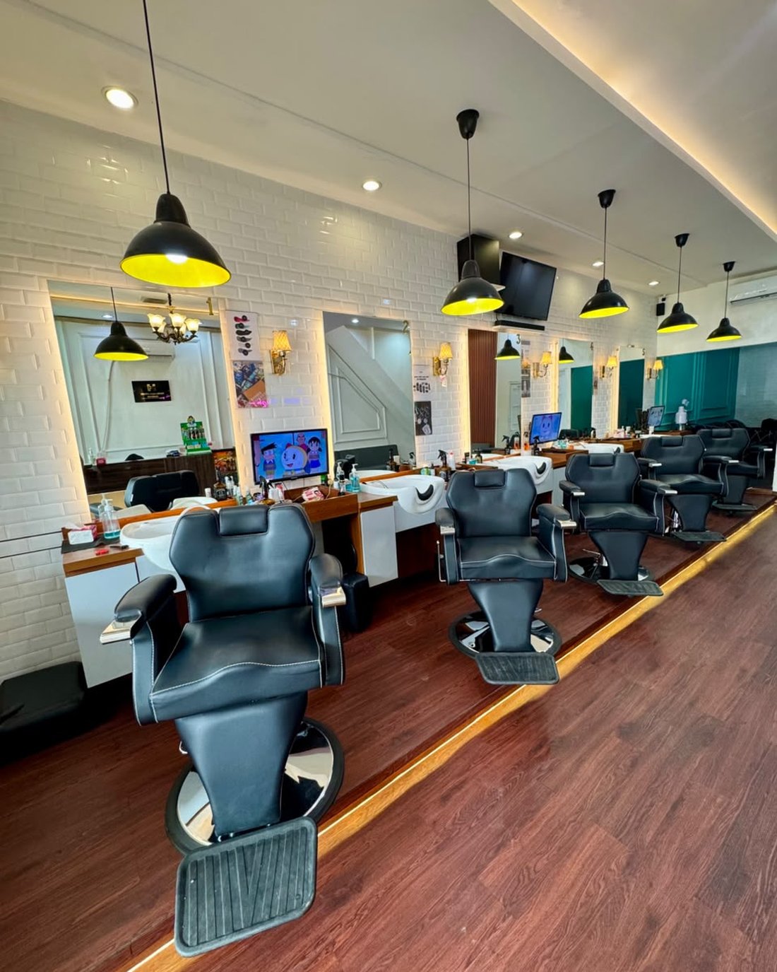 Interior Haircules Prime — deretan kursi & mirror station